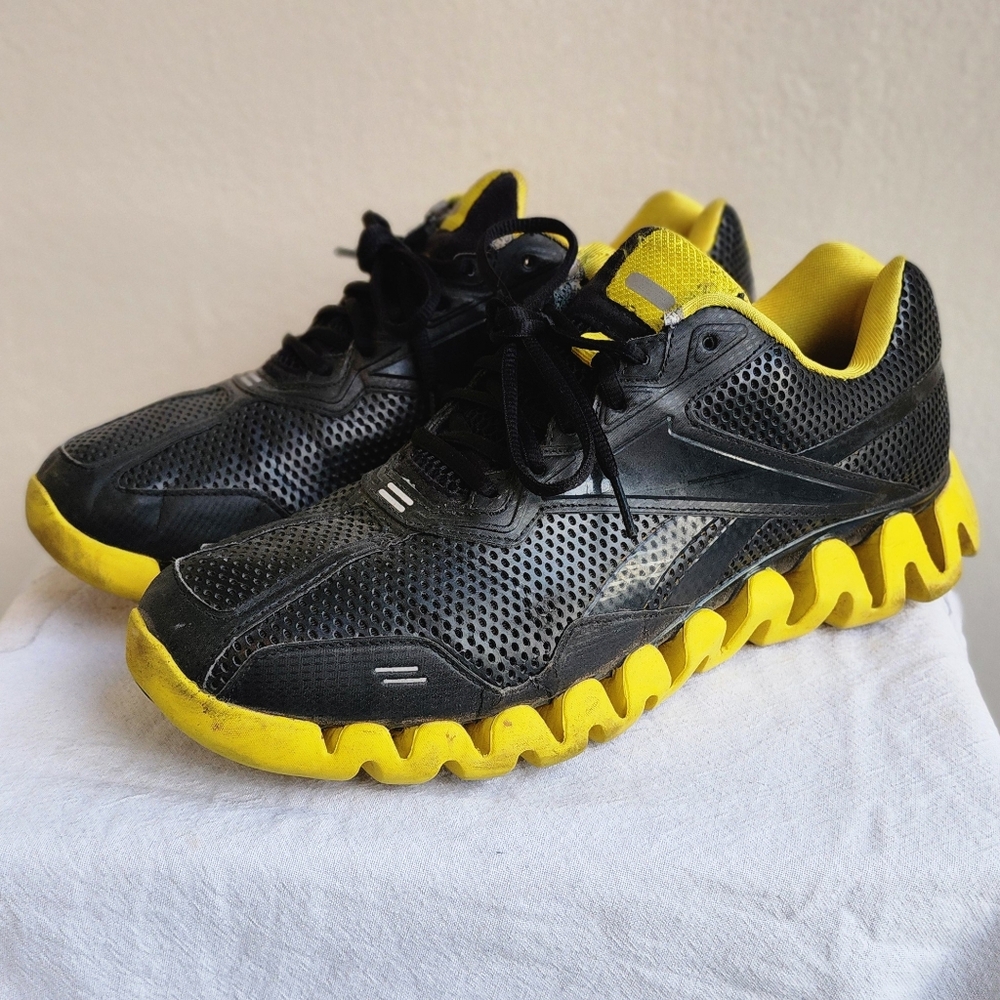 Reebok Zig Running Shoes / Men's Size 12 / Black w/ yellow bottoms